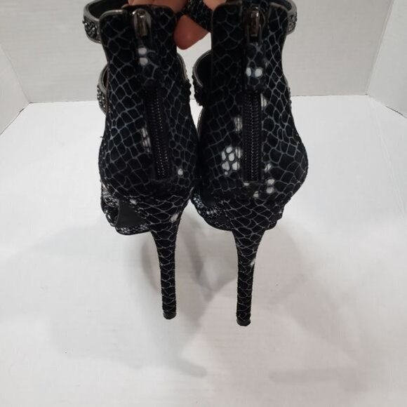 BCBGMaxAzria Freeda Cutout Studded Sandals Size 7.5 B - Picture 5 of 14